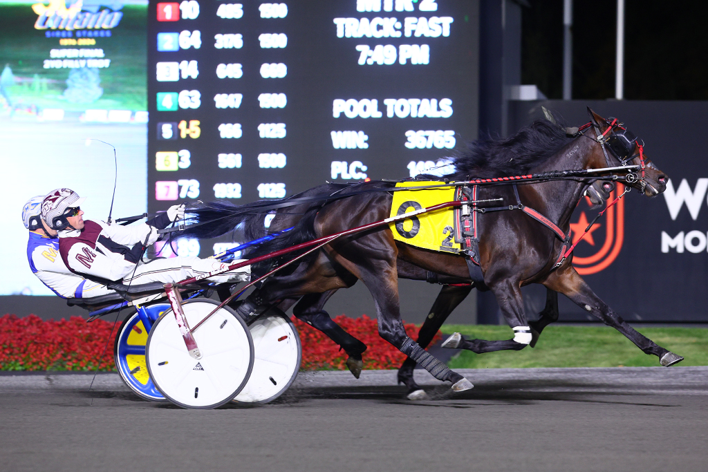 Lil Sweet scores Gold Super Final upset in stakes record equaling time